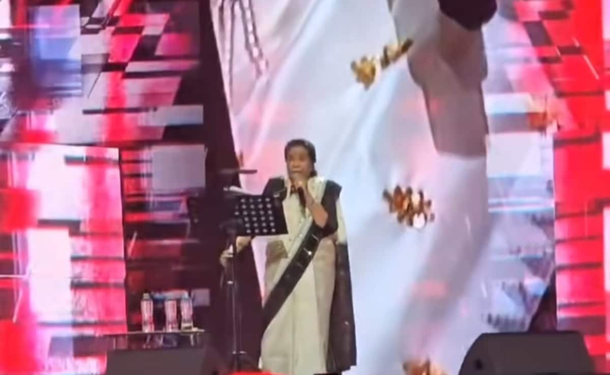 Asha Bhosle Recreates Vicky Kaushal's Tauba Tauba Steps On Stage