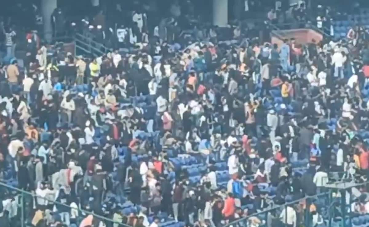 Watch: Delhi Stadium Emptied In Minutes After Virat Kohli's Dismissal