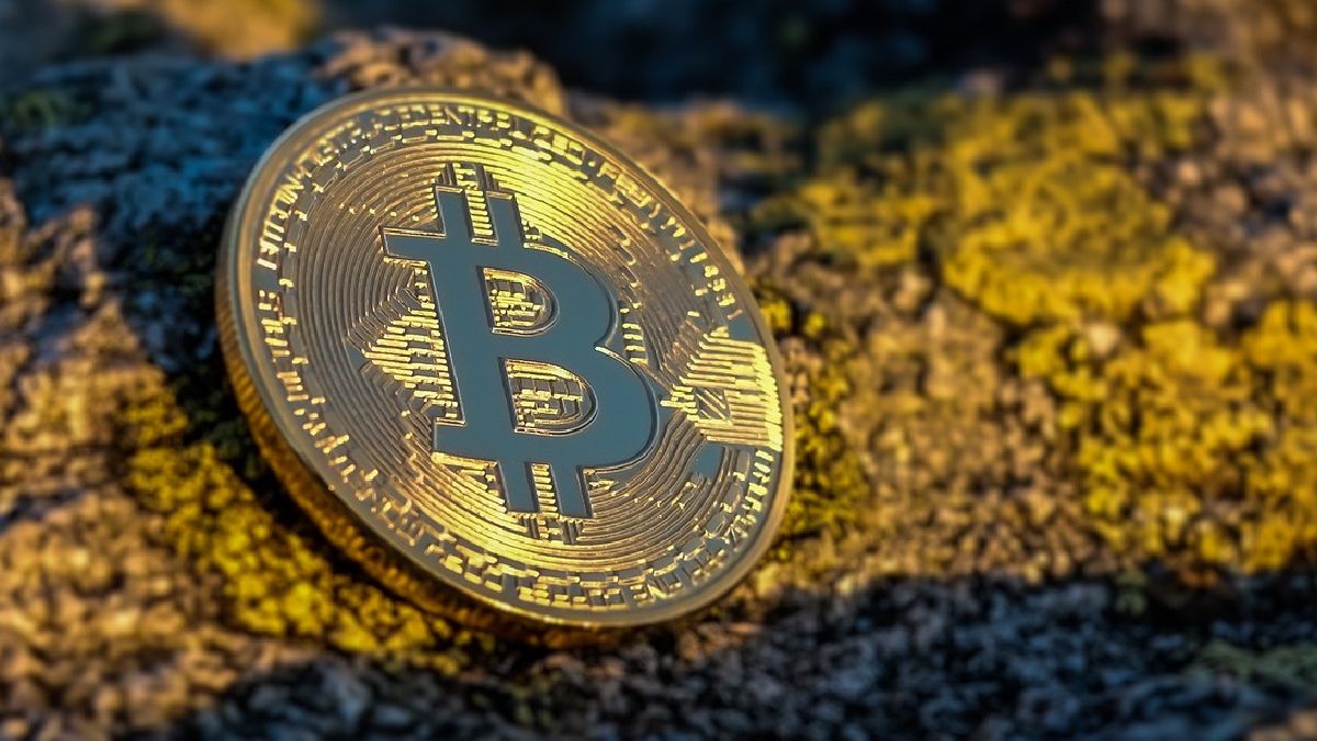 Bitcoin Rallies Above $100,000 Ahead of US President-Elect Donald Trump