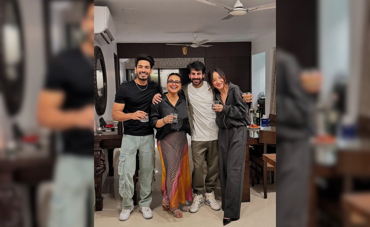 Karan Veer Mehra Poses With Chum Darang, Shilpa Shirodkar, And Digvijayee Rathee