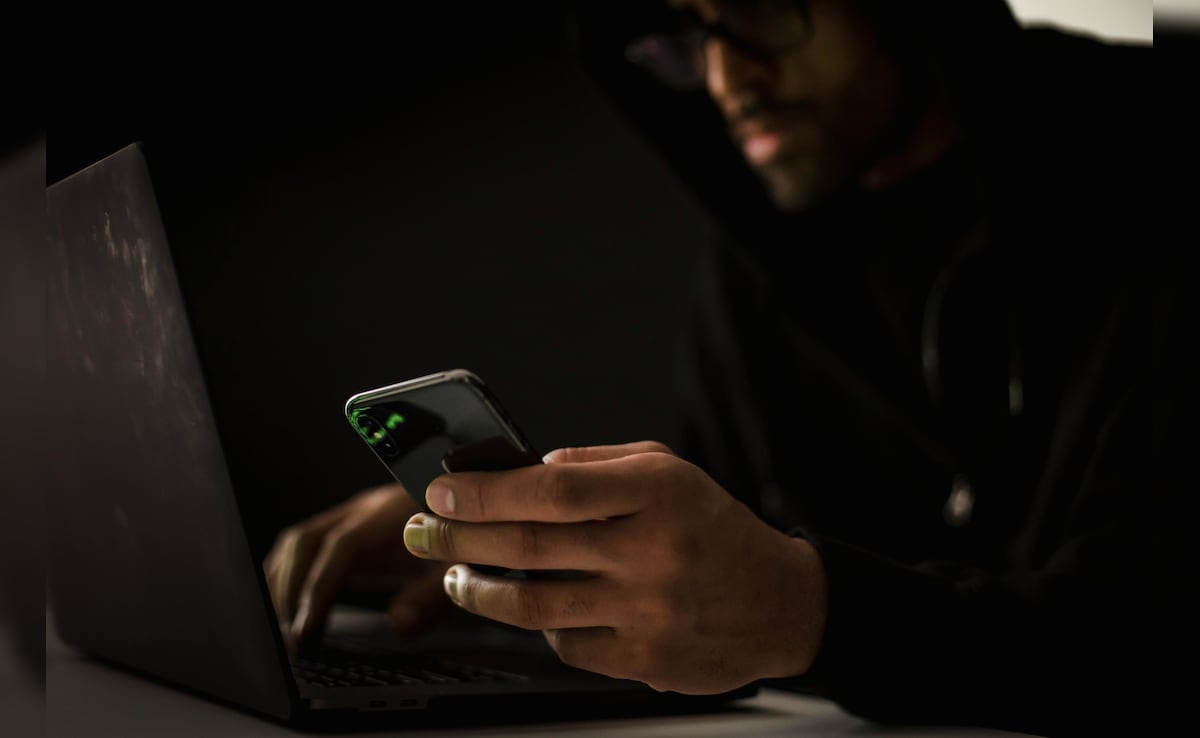 Here's Why FBI Is Warning Android And iPhone Users To Delete Texts Immediately