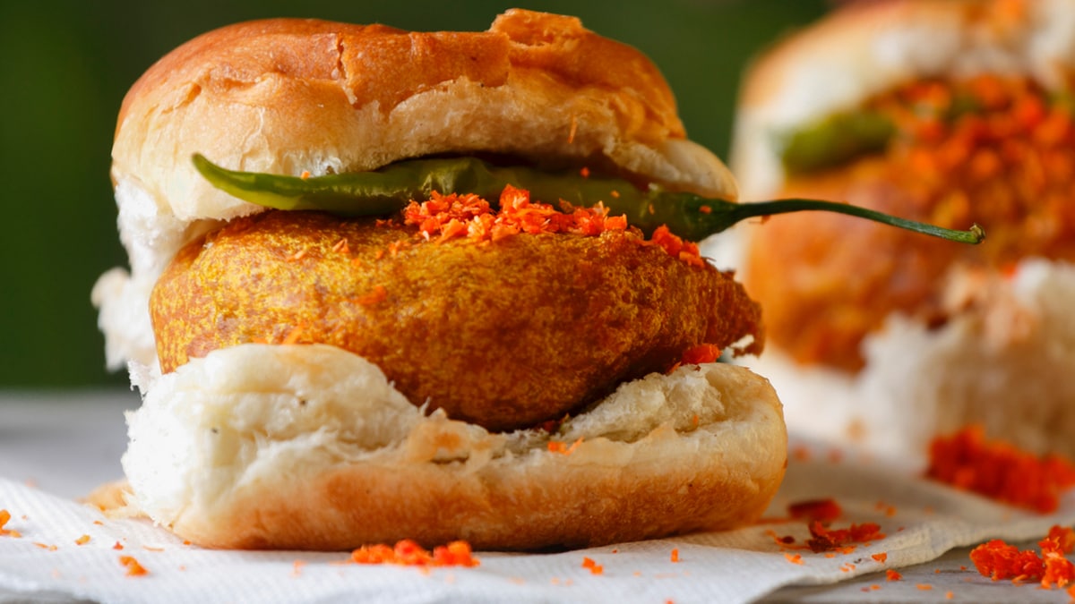 10 Popular Spots For Street Food In Mumbai You Cannot Miss
