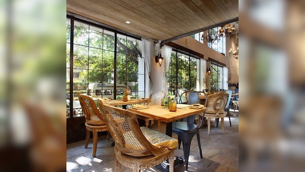 An earthy spot for dates