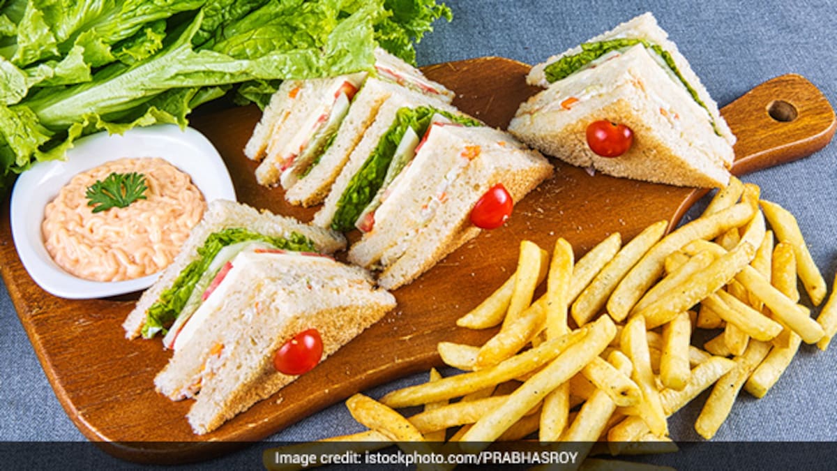 2 Ways Chicken Salami Sandwich: Make A Delicious Sandwich For A Quick Breakfast