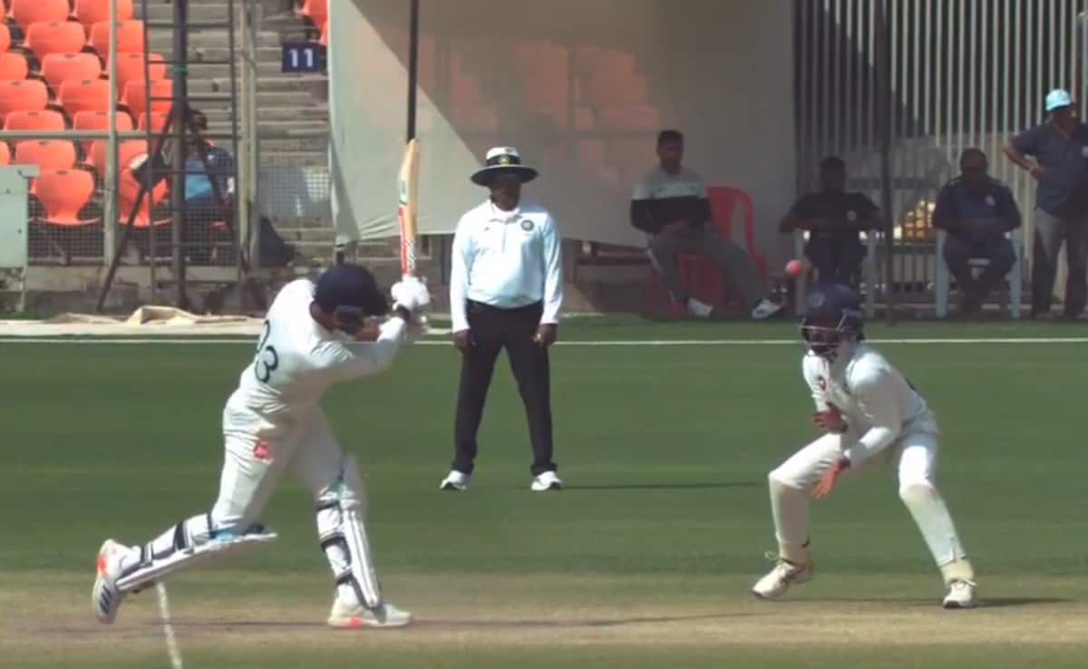 "Absolute Drama!" Bizarre Dismissal During Ranji Trophy Semi-Final Hogs Limelight. Watch