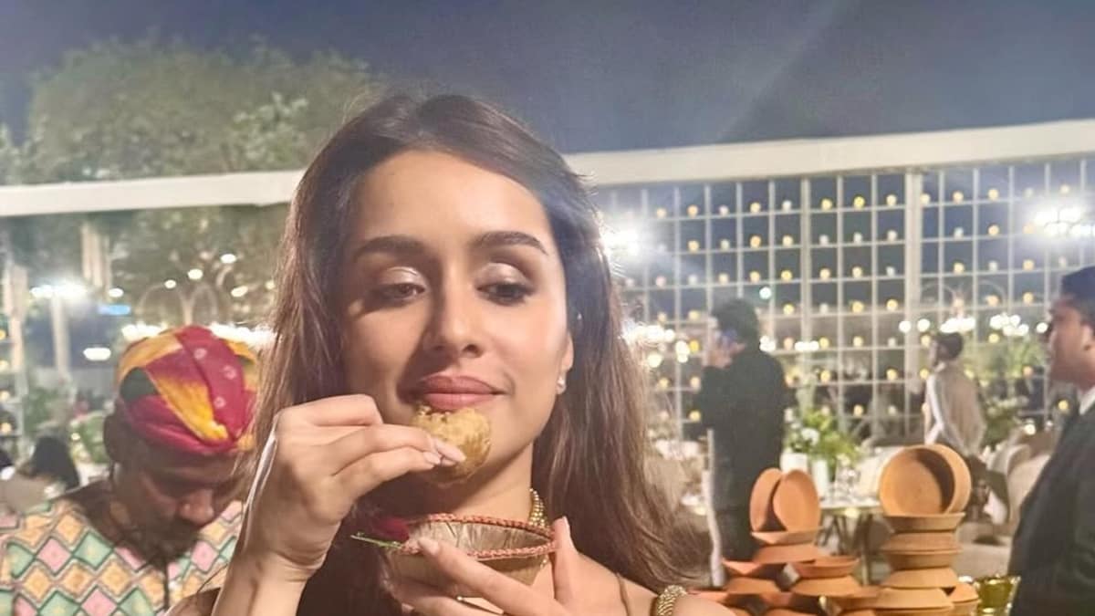 "Ginna Bhool Gayi," Says Shraddha Kapoor While Eating Pani Puri