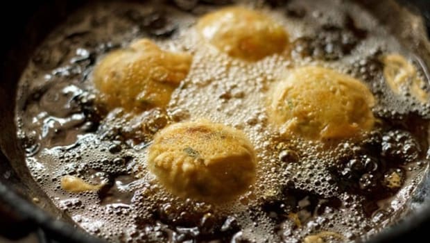 Deep fry the Vadas until they turn crunchy (Photo: vegrecipesofindia.com)