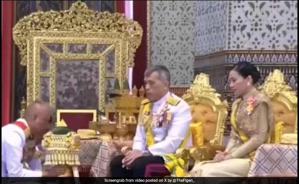 Thailand Army Commanders Crawl, Bow Before King