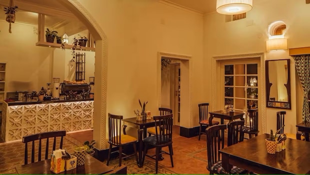 Roastery Coffee House blends old-world charm with modern elegance (Photo: zomato.com)
