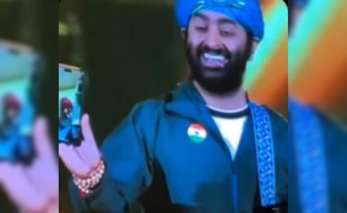 Arijit Singh Video Calls Father During His Chandigarh Concert. Watch