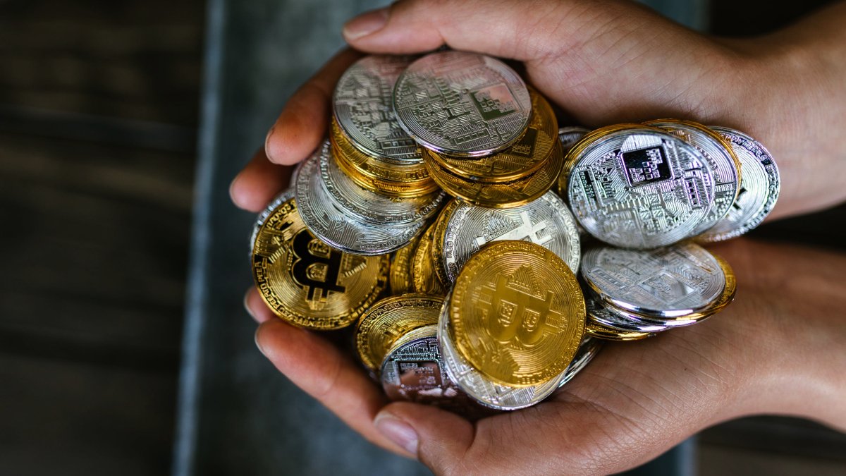 Bitcoin, Ethereum Prices Drop Amid Ongoing Crypto Market Volatility