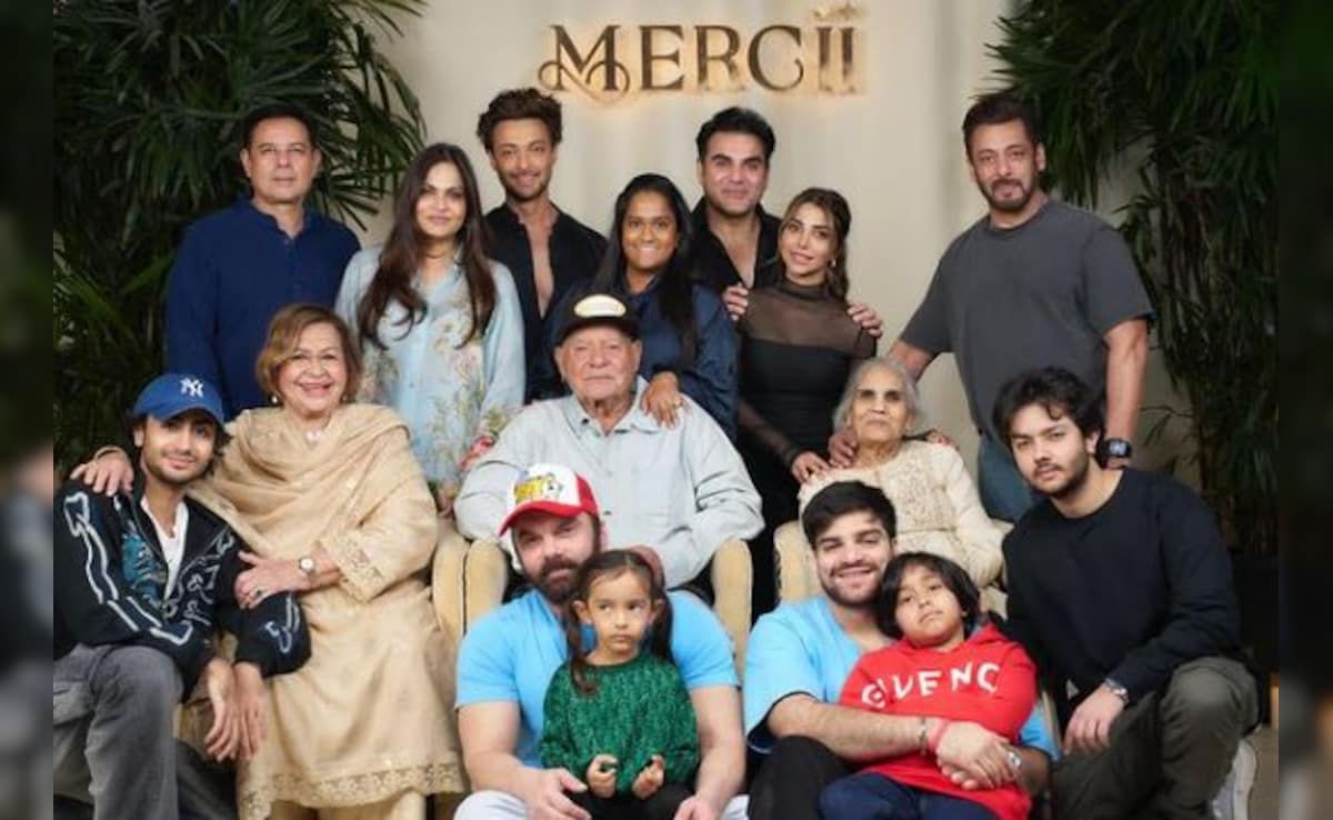 Blockbuster Pic Alert: Salman Khan Celebrates "Familitines Day" With Usual Suspects