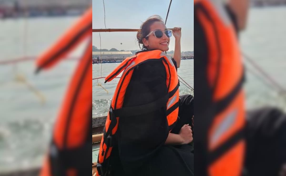 KGF Actress Srinidhi Shetty Takes A Holy Dip At Triveni Sangam