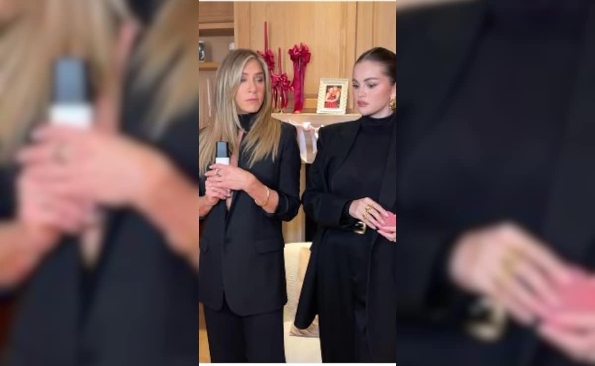 Selena Gomez And Jennifer Aniston Recreate Iconic F.R.I.E.N.D.S Scene. We Can't Even...