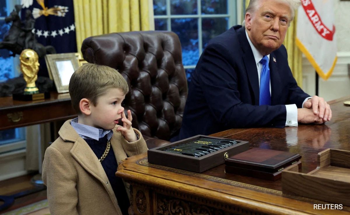 Trump Removes Office Desk After Musk’s Son Seen Picking His Nose, Wiping Fingers