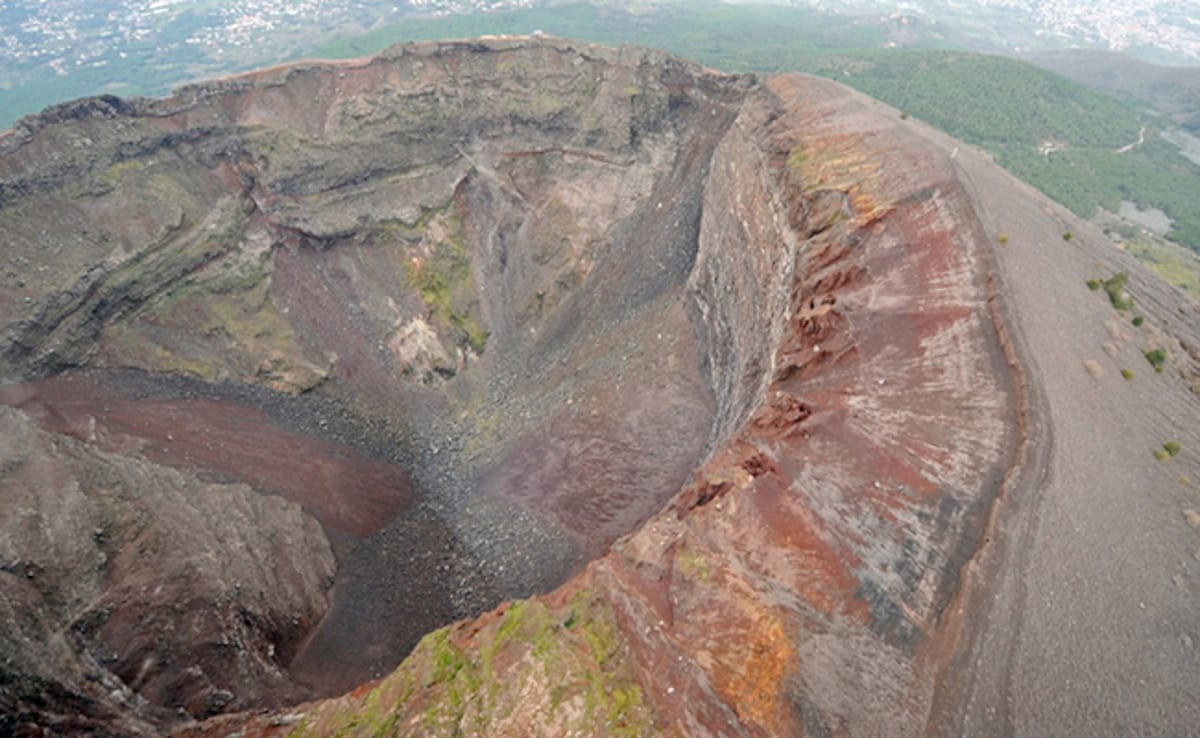 How 2,000-Year-Old Mount Vesuvius Explosion Turned Victim's Brain Into Glass