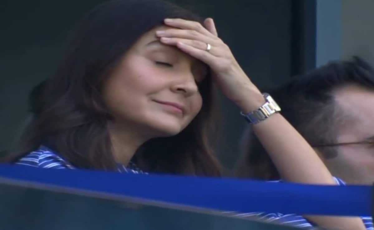 Anushka Sharma Stunned, Crowd In Dismay As Virat Kohli Flops In 300th ODI - Watch