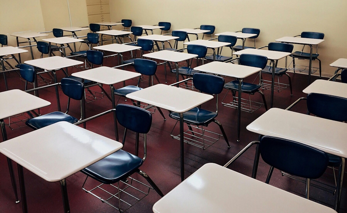 School In England Removes Mirrors From Toilets To Get Students Back In Class