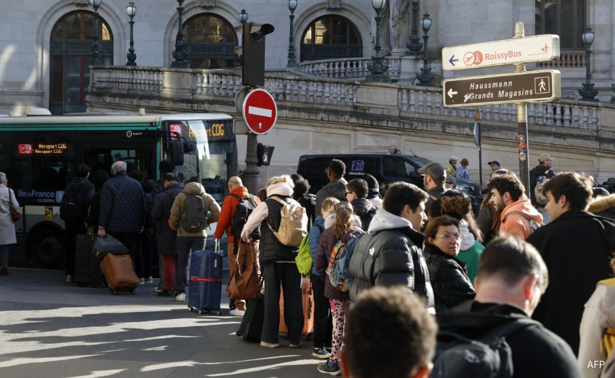 Photos online showed people queuing up for buses Photos online showed people queuing up for buses