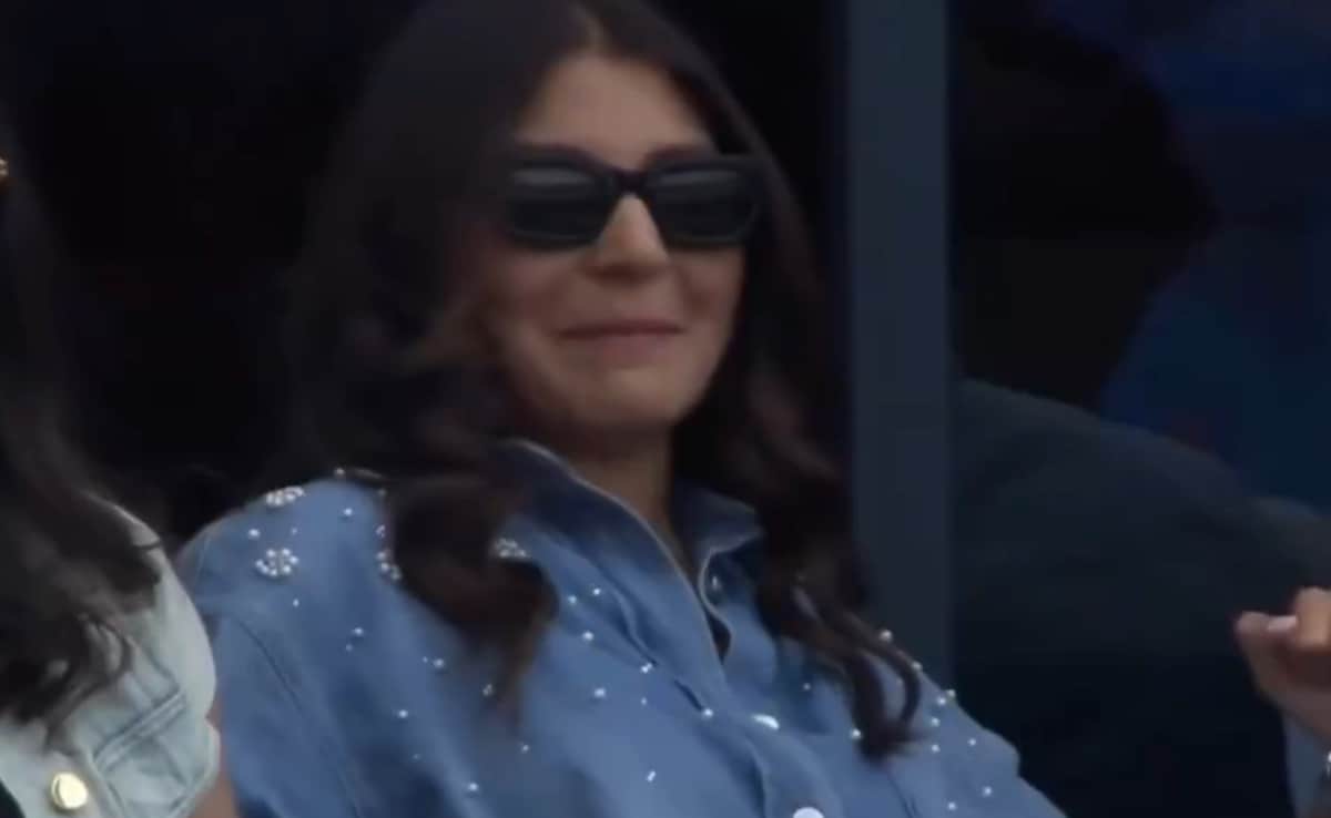 India Drop Sitters In Champions Trophy 2025 Final vs NZ. Fans, Anushka Sharma Frustrated - Watch