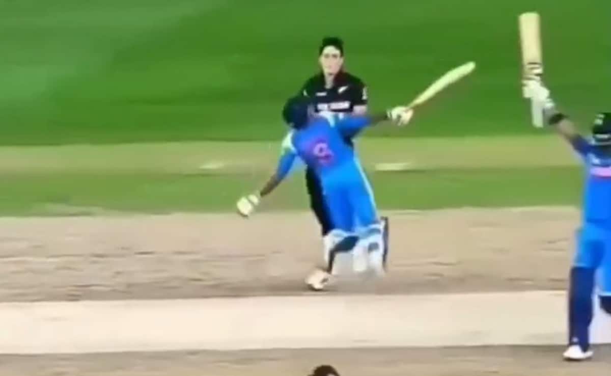 Ravindra Jadeja Collides With New Zealand Pacer During CT 2025 Celebration – Video Goes Viral