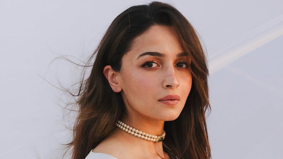 Alia Bhatt Enjoyed Unique “Moong Dal Halwa Cake” For Her Birthday – See Pic