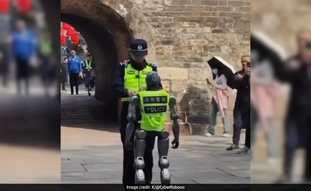 Humanoid 'Cop' Robots Patrol Chinese Streets, Interact With Public