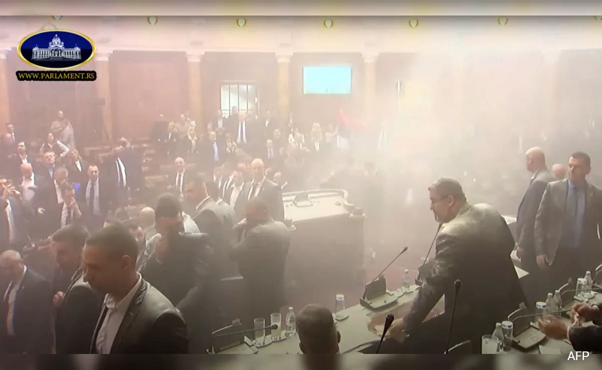 Serbian Lawmakers Disrupt Parliament With Flares, Bombs To Support Protests