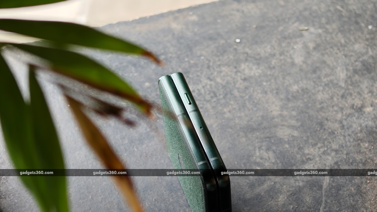 motorola razr 60 ultra key design gagdets 360 MotorolaRazr60Ultra  Motorola