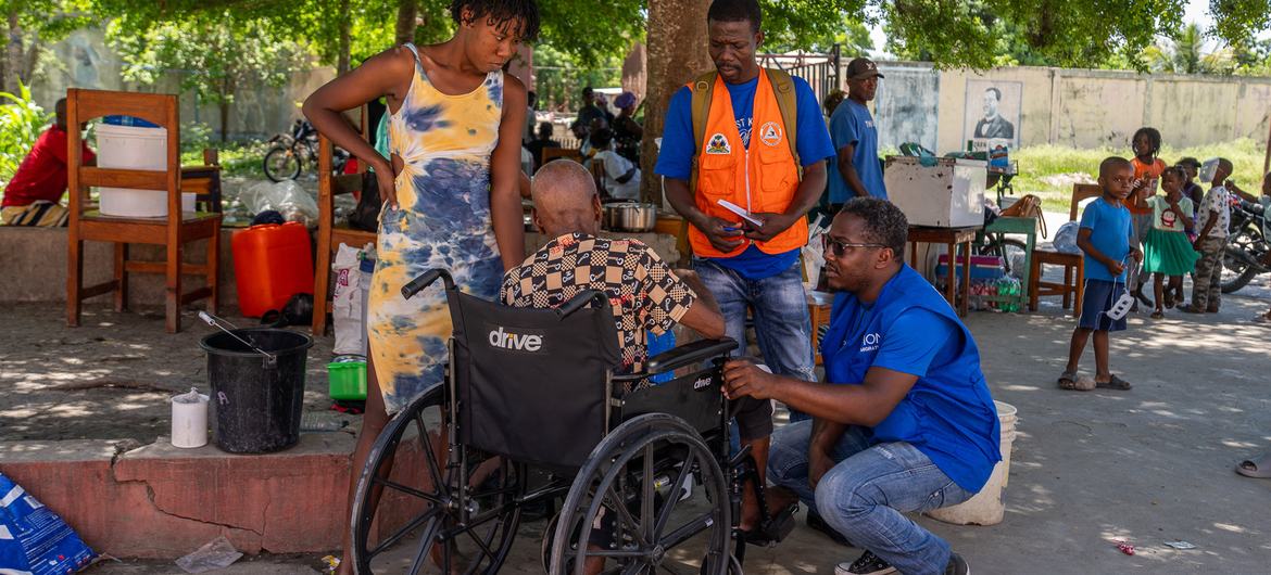 IOM staff and a civil protection agent asses the needs of displaced people