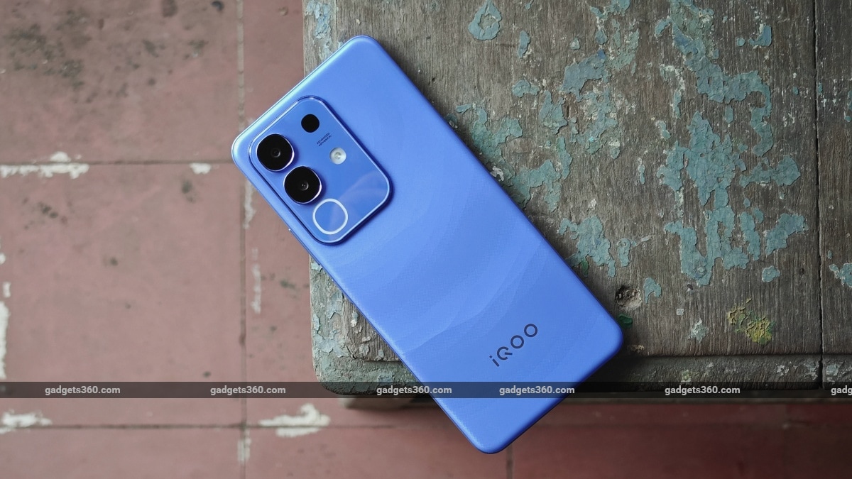 iqoo z10x design waves gadgets 360 