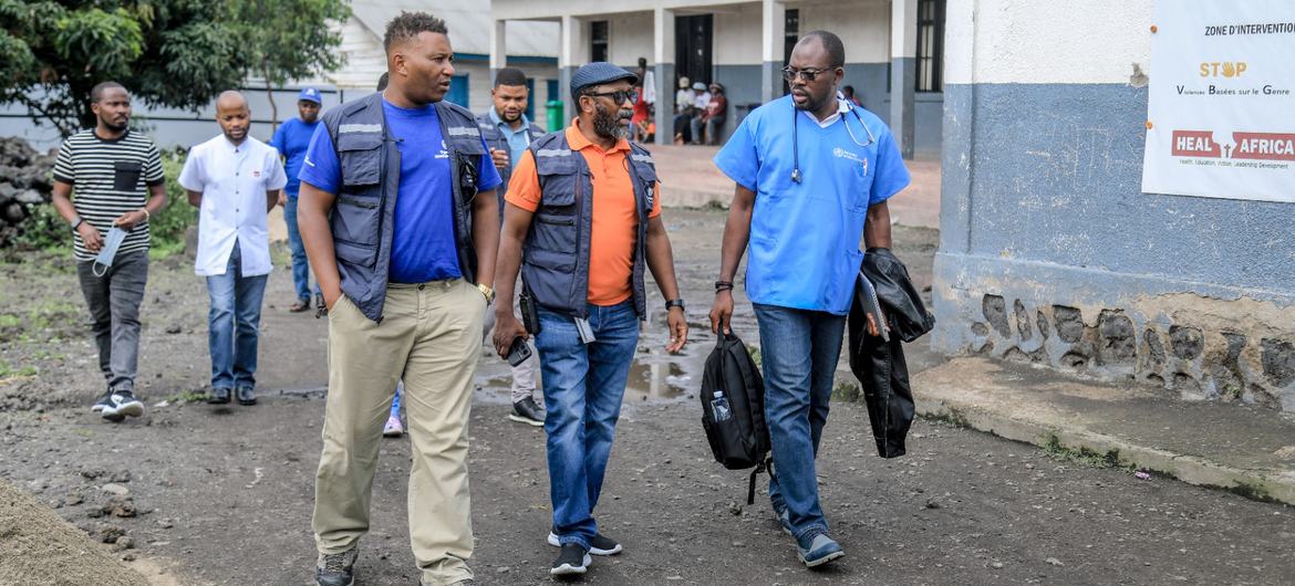 Dr Thierno Baldé (center left) and colleagues visit a WHO-supported health centre providing care to the population around Goma. (file)
