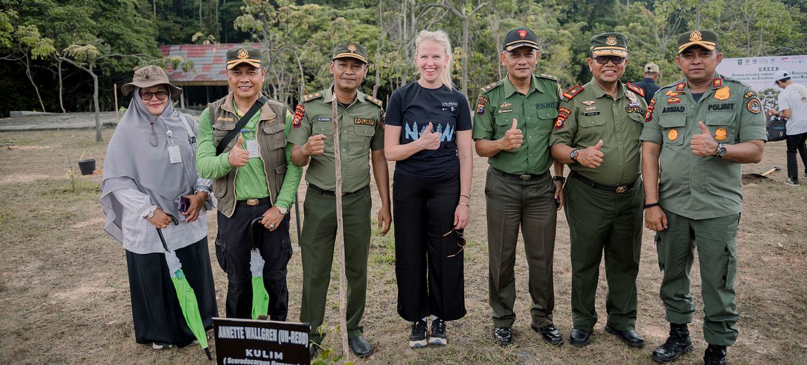Green Riau is a joint effort with Indonesia, local leaders and UN agencies to protect forests and advance climate goals. Green Riau is a joint effort with Indonesia, local leaders and UN agencies to protect forests and advance climate goals.