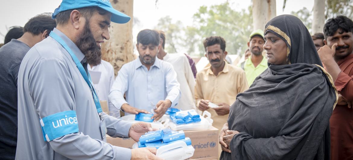 A UNICEF staff member distributes hygiene kits and water purification tablets to flood affected families in Jhang district, Punjab. A UNICEF staff member distributes hygiene kits and water purification tablets to flood affected families in Jhang district, Punjab.