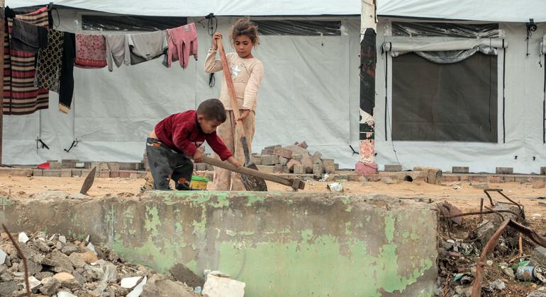 Air strikes and shelling continue in Gaza