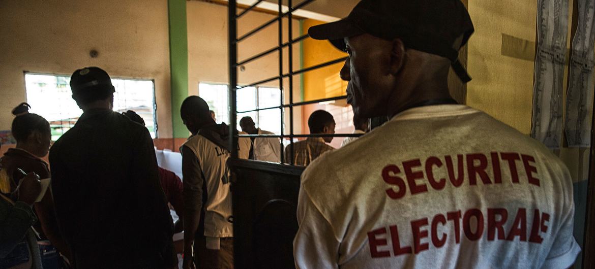 People cast their vote in elections in Haiti’s capital Port au Prince, in October 2015. (file)