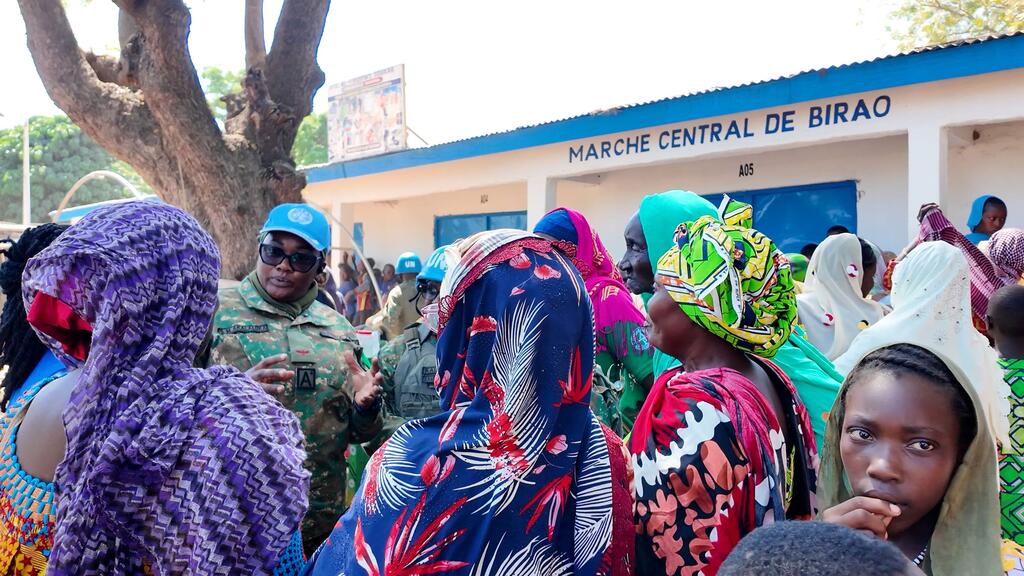 Major Sifamwelwa Akalaluka, a UN peacekeeper from MINUSCA, speaks to local women at the Central Market in Birao, Central African Republic.