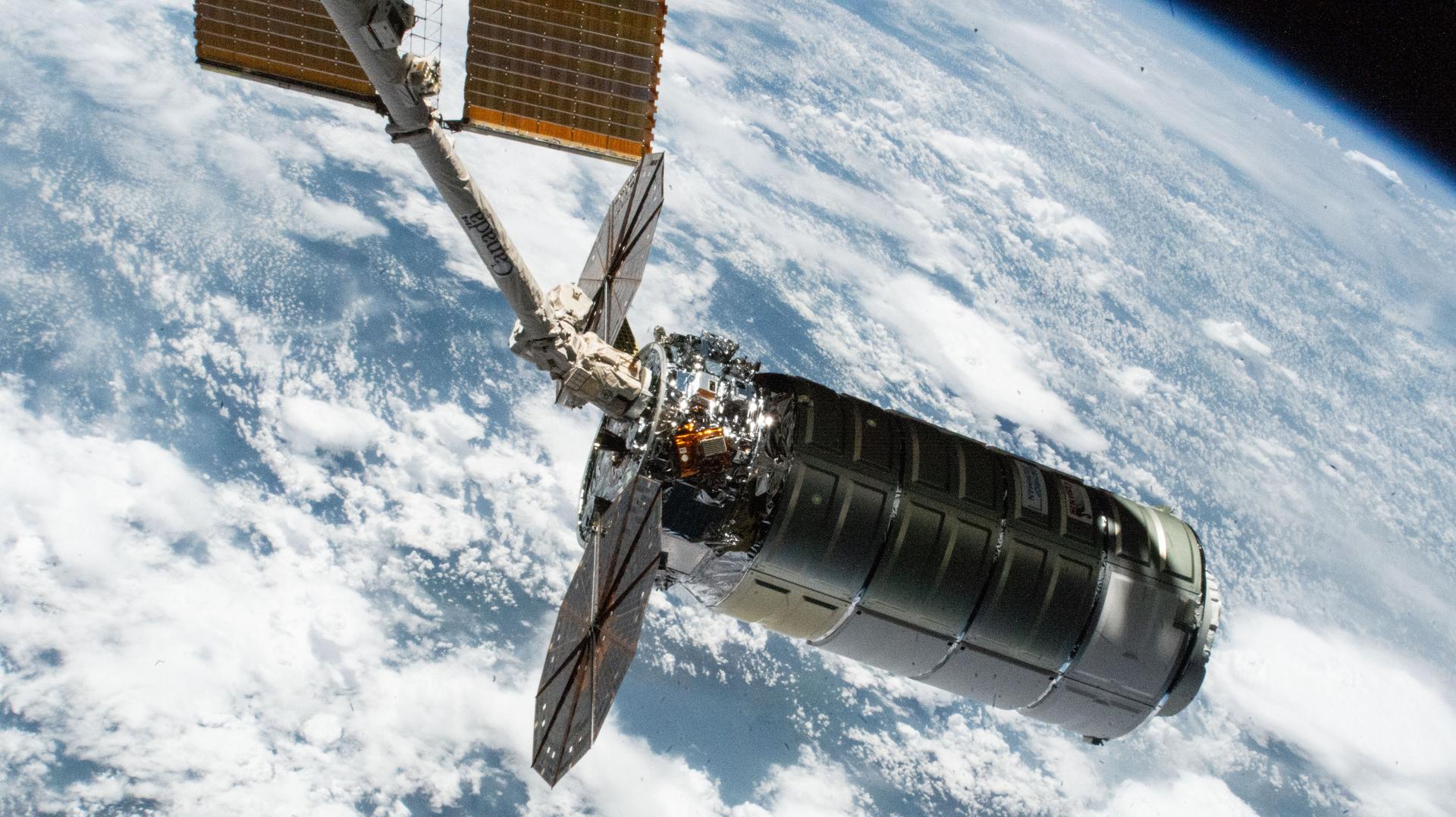 Northrop Grumman’s Cygnus XL cargo spacecraft, loaded with more than 11,000 pounds of science and supplies for Expedition 73, is seen grasped by the International Space Station’s Canadarm2 after its capture on Sept. 18, 2025, as both spacecraft orbited 257 miles above Tanzania.