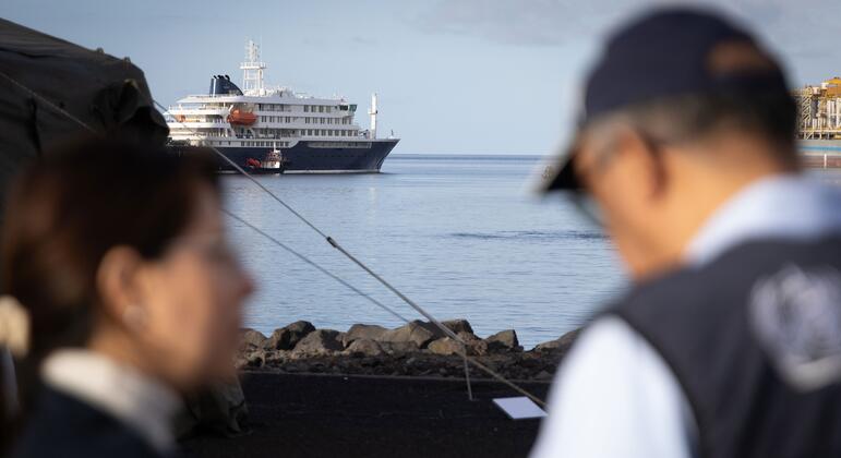 Hantavirus-hit ship evacuation completed as quarantines begin