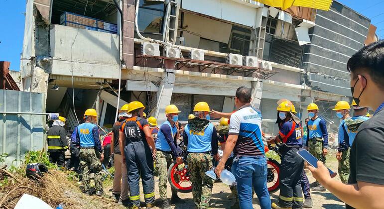 Deadly quake strikes Philippines on first day of school year